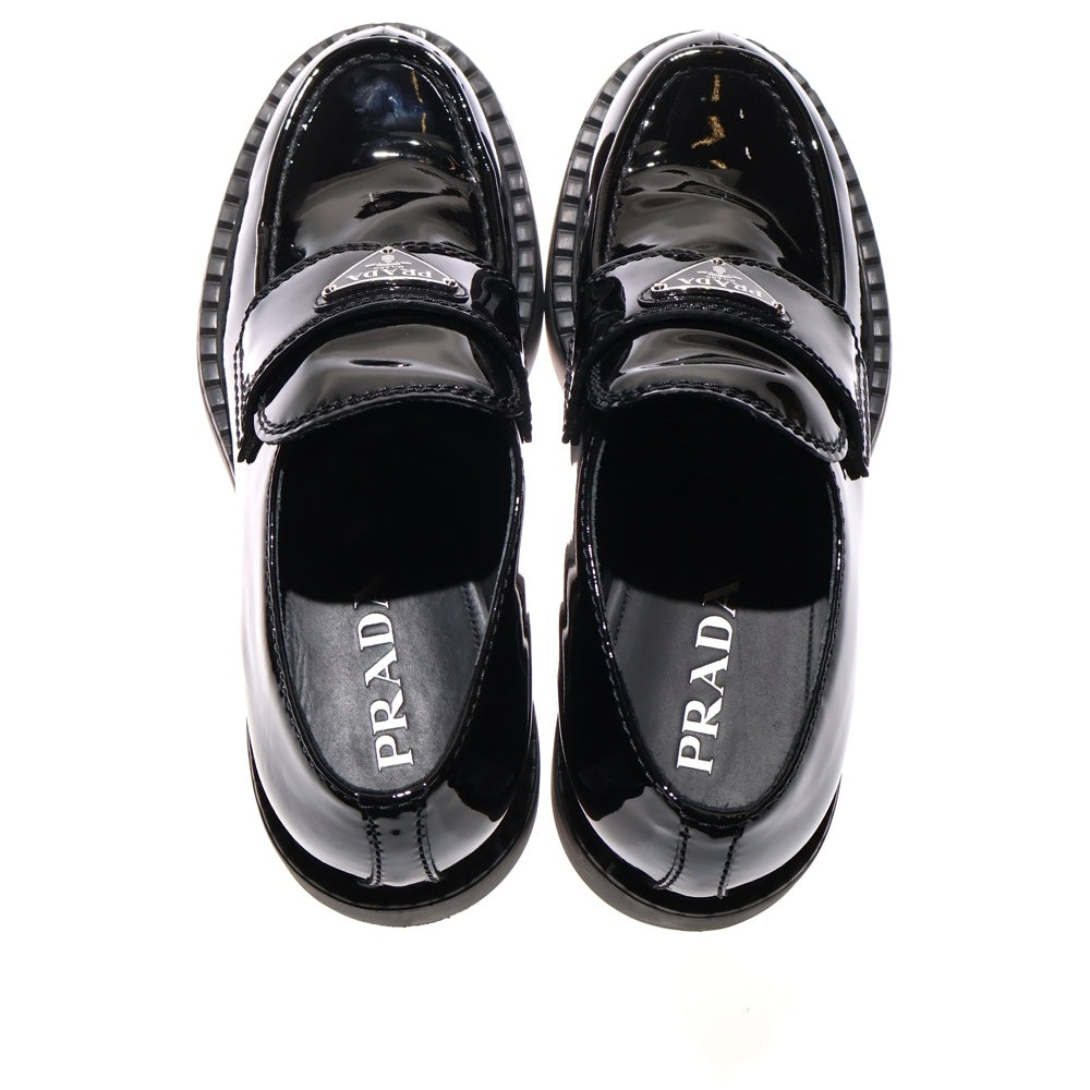 PRADA(プラダ) トライアングルロゴプレート ブラッシュドレザー ローファー ブラック 2DE127