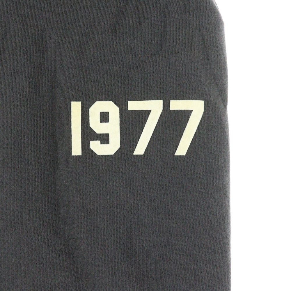 FEAR OF GOD ESSENTIALS(フィアオブゴッド エッセンシャルズ) 1977 ロゴ スウェットパンツ チャコールグレー