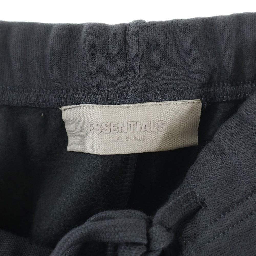 FEAR OF GOD ESSENTIALS(フィアオブゴッド エッセンシャルズ) SHORT PANTS 1977 フェルトロゴ スウェットハーフパンツ ショーツ チャコールグレー