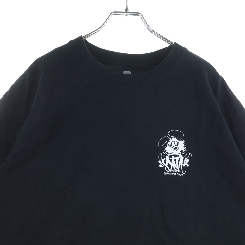 VERDY(ベルディ) 24AW × Central Cee SYNA WORLD VICK セントラルシー ヴェルディ プリント クルーネック 半袖Tシャツ カットソー ブラック