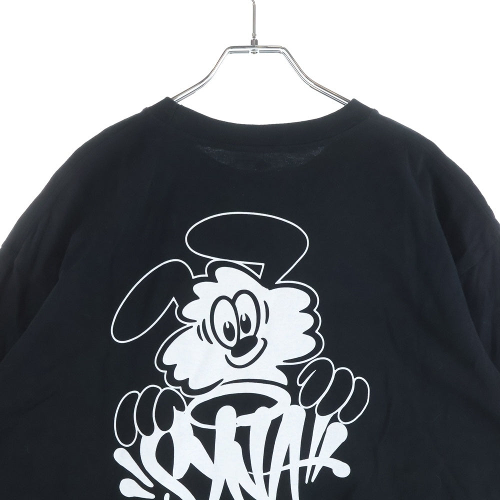 VERDY(ベルディ) 24AW × Central Cee SYNA WORLD VICK セントラルシー ヴェルディ プリント クルーネック 半袖Tシャツ カットソー ブラック