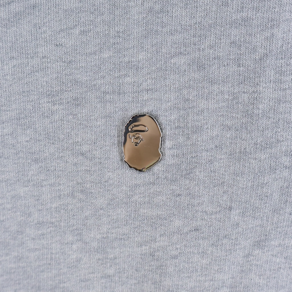 A BATHING APE(アベイシングエイプ) フロントメタルロゴプレート クルーネック スウェット トレーナー グレー