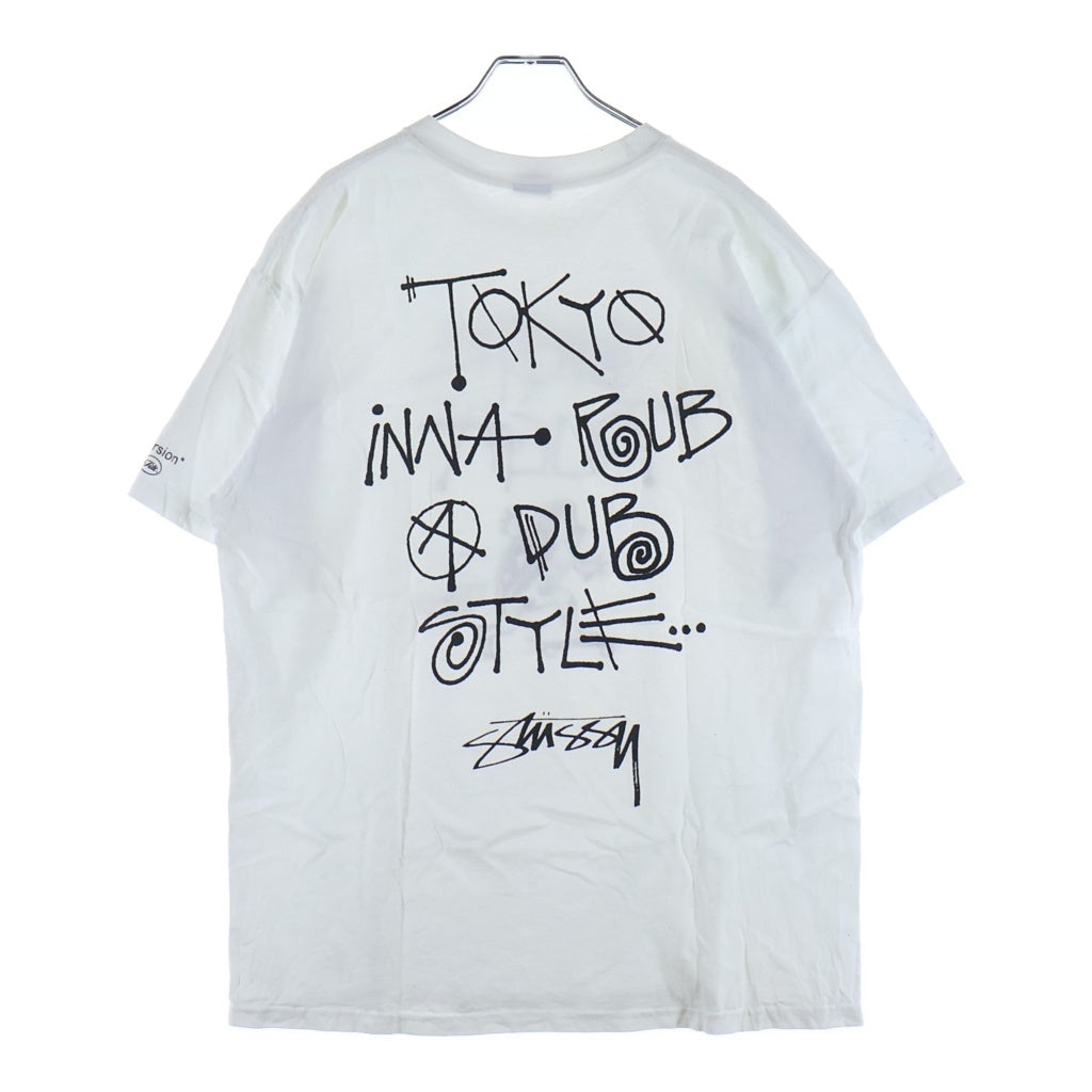 STUSSY(ステューシー) ×tilt SKATE TOUGH Print Tee ティルト フロント スケートタフ グラフィックプリント クルーネック半袖Tシャツ カットソー ホワイト ー