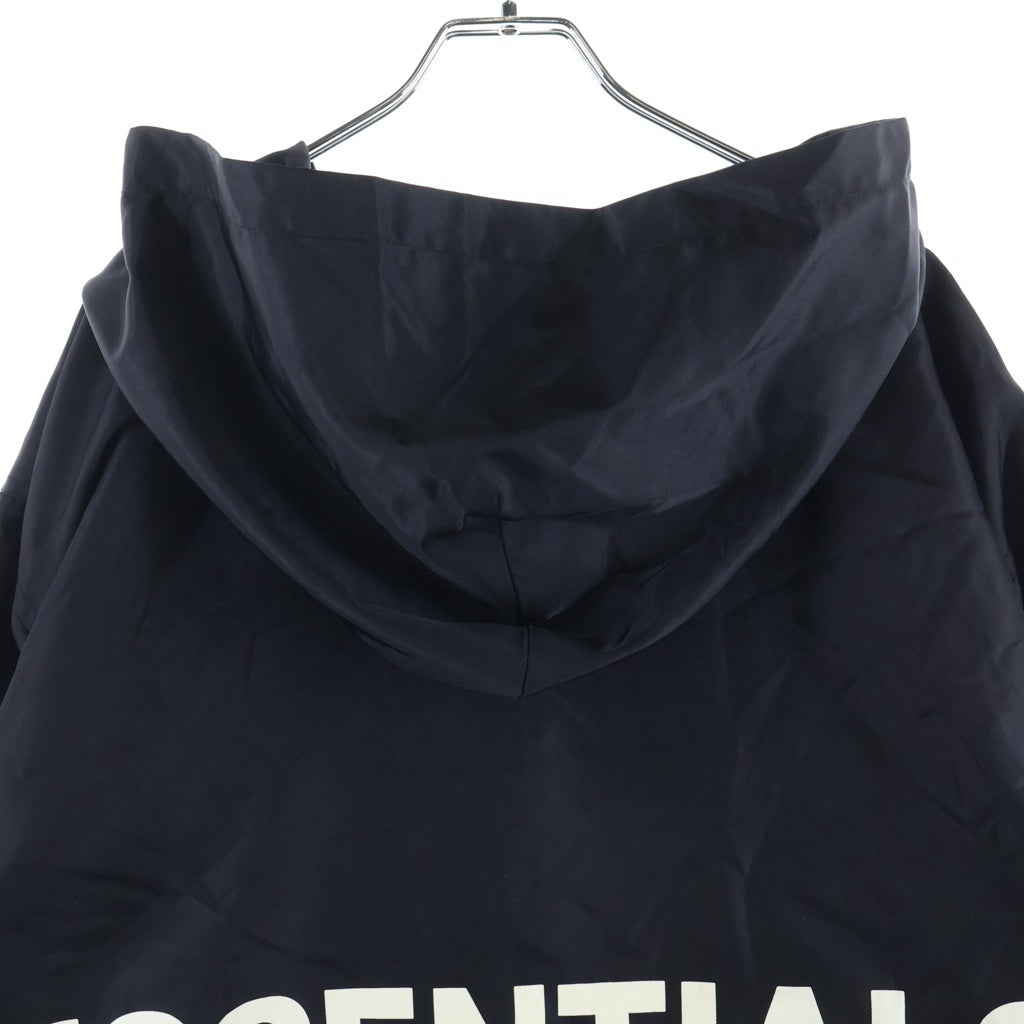 FEAR OF GOD ESSENTIALS(フィアオブゴッド エッセンシャルズ) バックロゴプリント ナイロン コーチジャケット ブラック