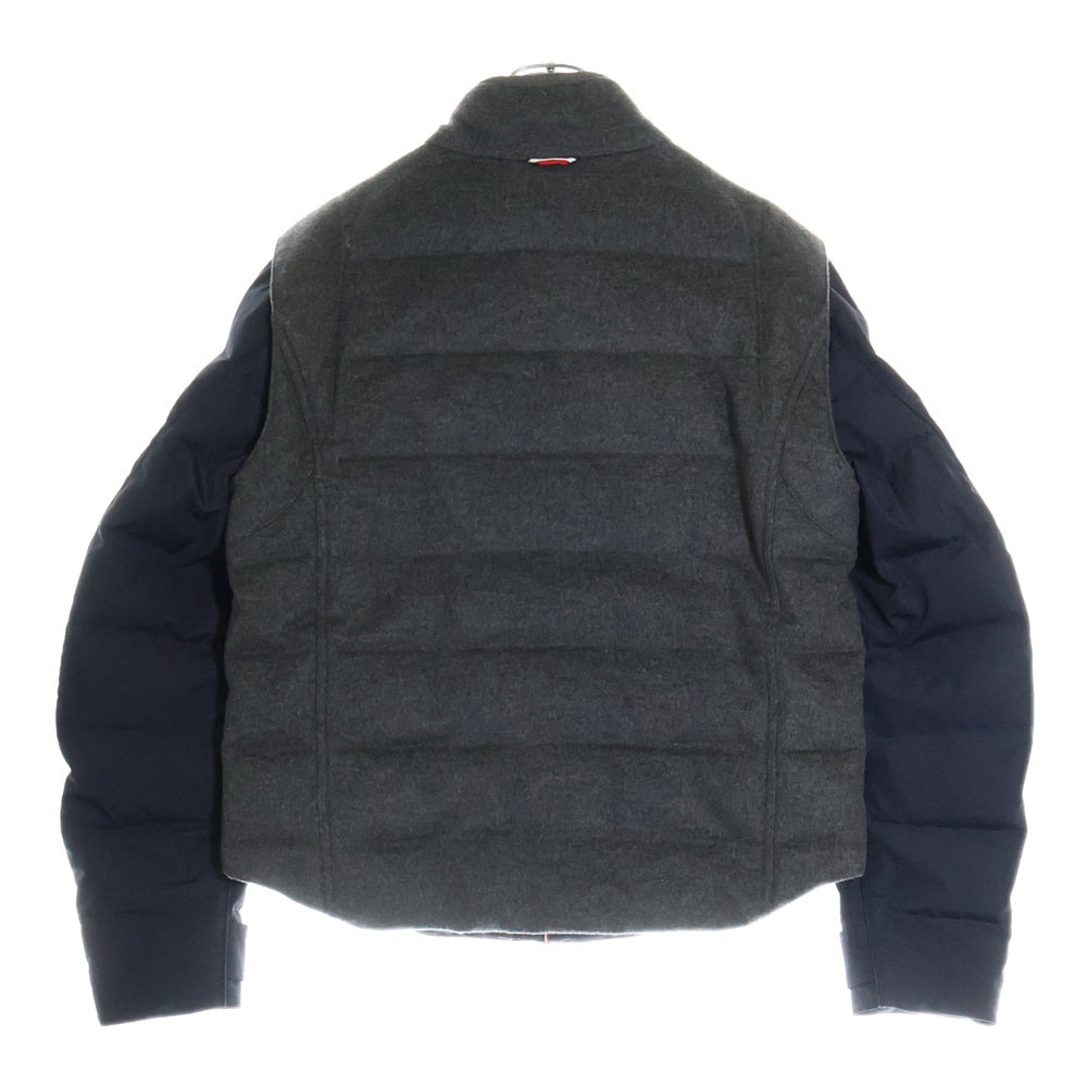 MONCLER GAMME BLEU(モンクレール・ガム・ブルー) GIUBBINO アームワッペンロゴ ナイロン切替 ジップアップ ダウンジャケット グレー/ネイビー 223914032480