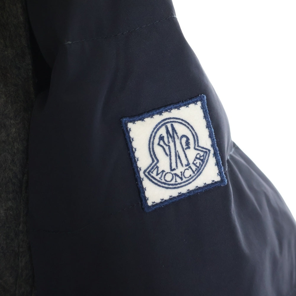 MONCLER GAMME BLEU(モンクレール・ガム・ブルー) GIUBBINO アームワッペンロゴ ナイロン切替 ジップアップ ダウンジャケット グレー/ネイビー 223914032480