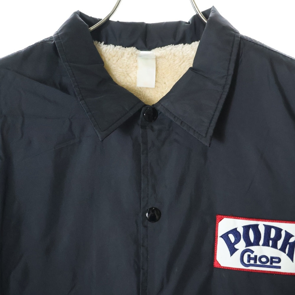 PORKCHOP(ポークチョップ) × United Sports Headline ユナイテッドスポーツヘッドライン バックプリント ボア付き コーチジャケット ブラック