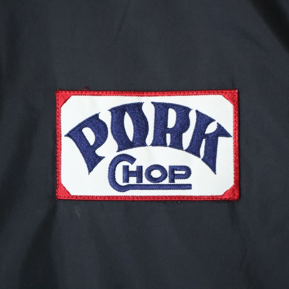 PORKCHOP(ポークチョップ) × United Sports Headline ユナイテッドスポーツヘッドライン バックプリント ボア付き コーチジャケット ブラック