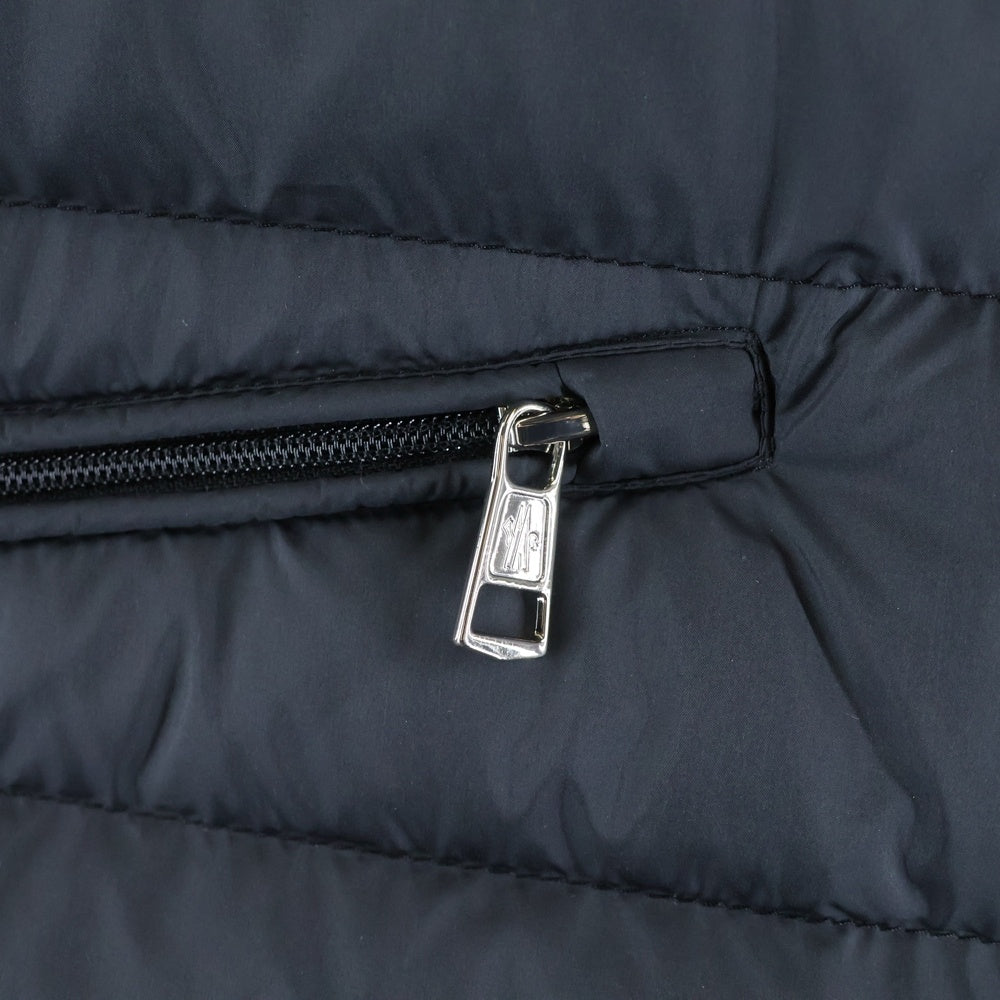 MONCLER(モンクレール) 24SS Lethtal Vest ダウンベスト 胸元ロゴブラック J10911A00139 549SK