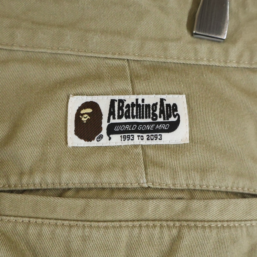A BATHING APE(アベイシングエイプ) コットン ワッペンロゴ チノパンツ べージュ 001PTA301009X