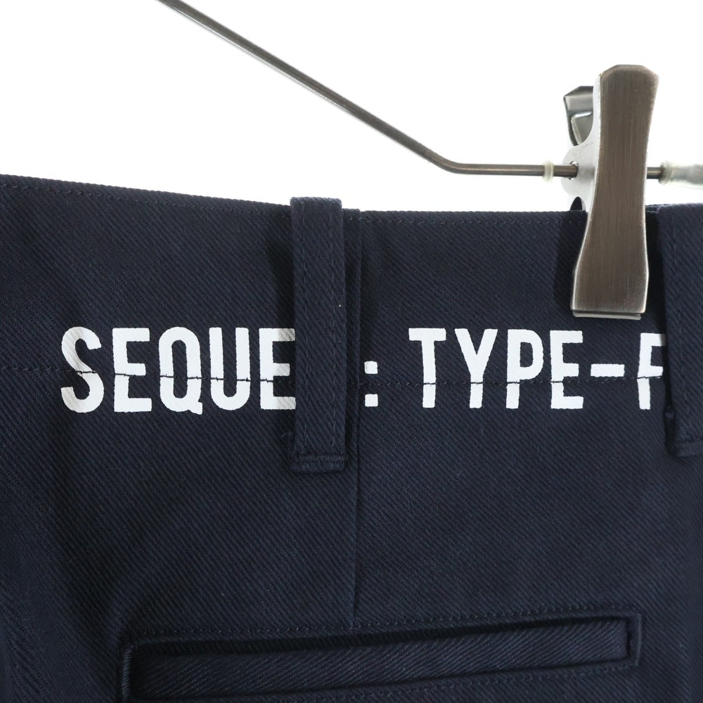 SEQUEL(シークエル) 21SS CHINO PANTS (TYPE-F) バックロゴプリント チノパンツ ネイビー SQ-21SS-PT-03