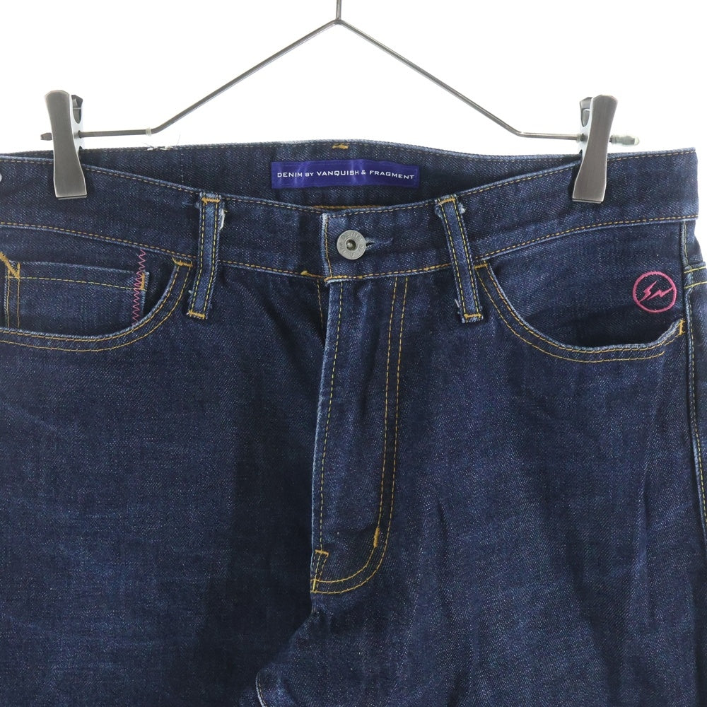 DENIM BY VANQUISH & FRAGMENT(デニムバイヴァンキッシュアンドフラグメント) 刺繍ロゴ 赤耳 セルビッチ 5ポケット ストレートデニムパンツ インディゴ VFP1005