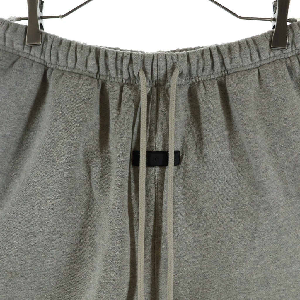FEAR OF GOD ESSENTIALS(フィアオブゴッド エッセンシャルズ) SHORT PANTS ラバーロゴ スウェットハーフパンツ ショーツ グレー