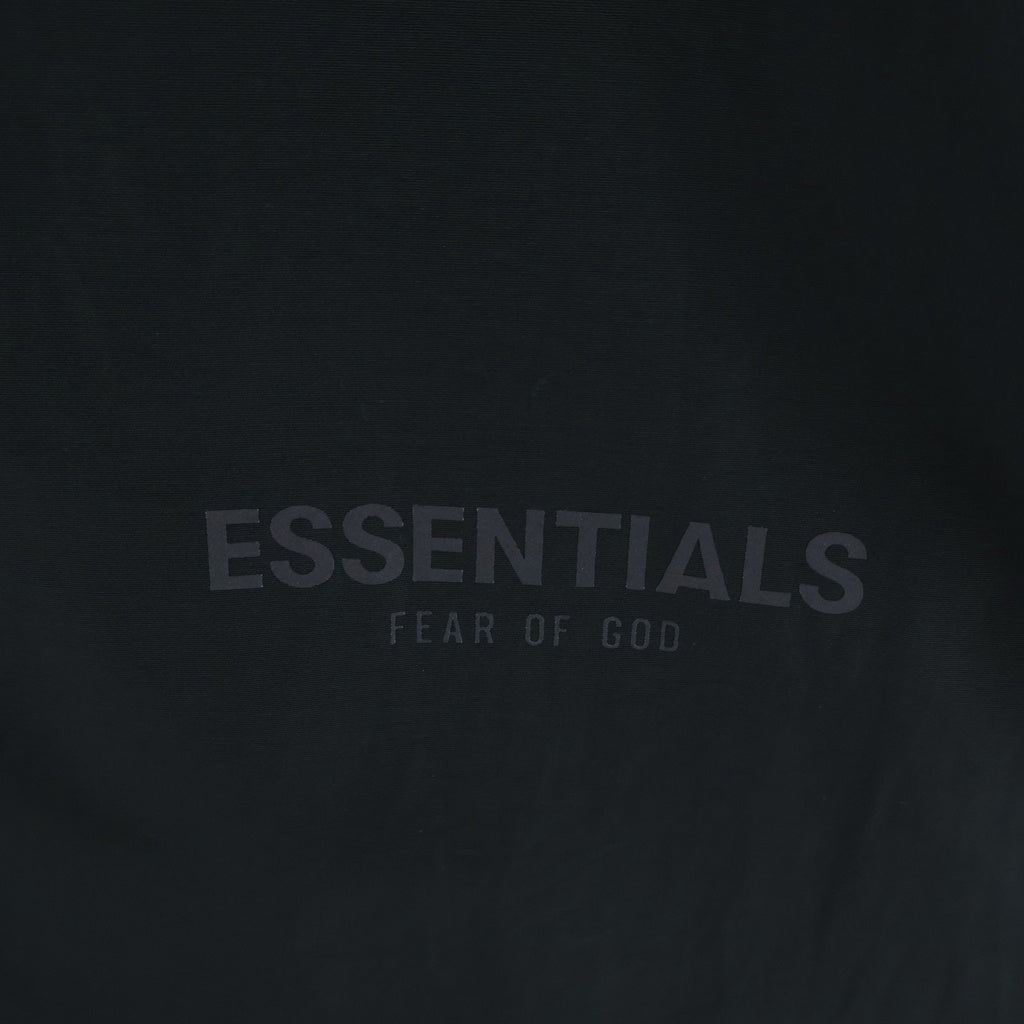 FEAR OF GOD ESSENTIALS(フィアオブゴッド エッセンシャルズ) OACH JACKET ナイロン スナップボタン ドローコード 両面ロゴプリントコーチジャケット チャコールグレー