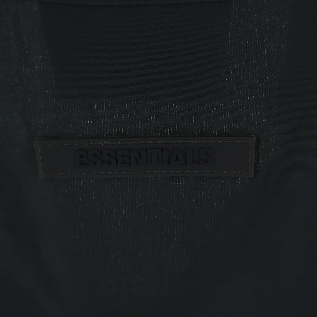 FEAR OF GOD ESSENTIALS(フィアオブゴッド エッセンシャルズ) OACH JACKET ナイロン スナップボタン ドローコード 両面ロゴプリントコーチジャケット チャコールグレー