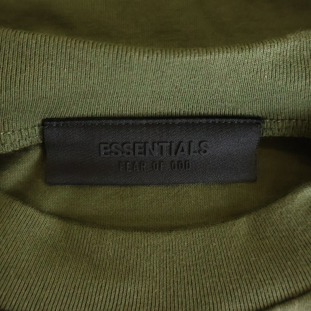 FEAR OF GOD ESSENTIALS(フィアオブゴッド エッセンシャルズ) S/S T-SHIRT フロントロゴ 半袖Tシャツ カットソー カーキ