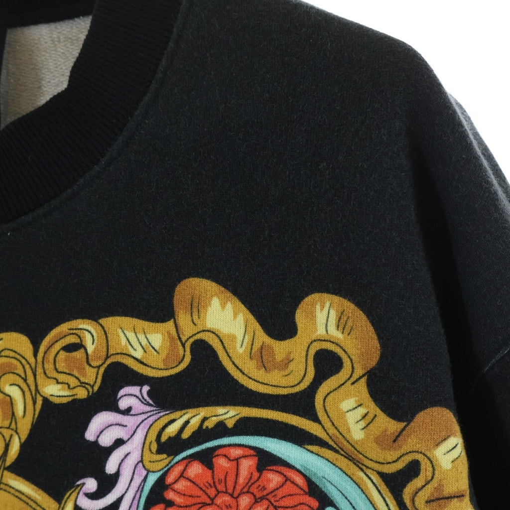 VERSACE JEANS COUTURE(ヴェルサーチジーンズクチュール) Barok Desenli Sweatshirt バロック柄 クルーネックスウェット トレーナー ブラック/マルチカラー 72GAI3RS