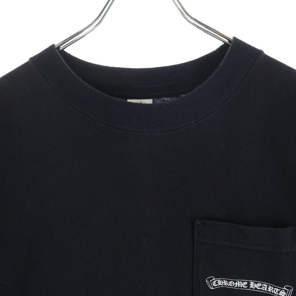 CHROME HEARTS(クロムハーツ) BACK ARCH LOGO SCROLL RABEL USA PRINT TEE バックアーチロゴ スクロールラベル プリント ポケット半袖Tシャツ カットソー ブラック