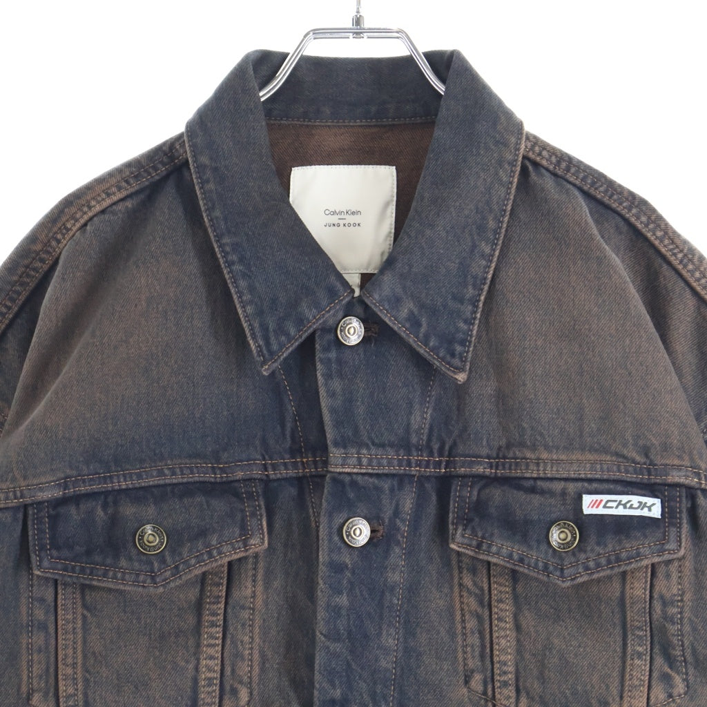 Calvin Klein(カルバンクライン) ×Jung Kook 90s Denim Jacket ジョングク デニムトラッカージャケット ブラウン 40433MF 001