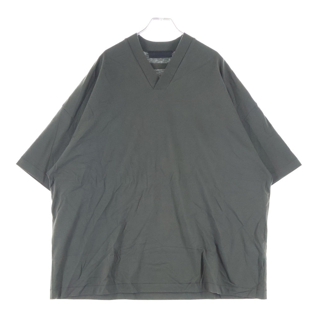 FEAR OF GOD ESSENTIALS(フィアオブゴッド エッセンシャルズ) Vネック バックロゴ 半袖Tシャツ カットソー カーキ
