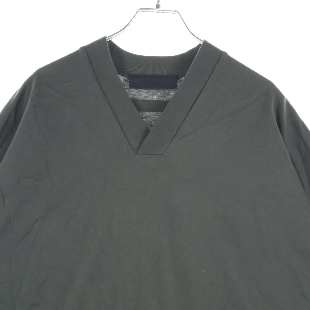 FEAR OF GOD ESSENTIALS(フィアオブゴッド エッセンシャルズ) Vネック バックロゴ 半袖Tシャツ カットソー カーキ