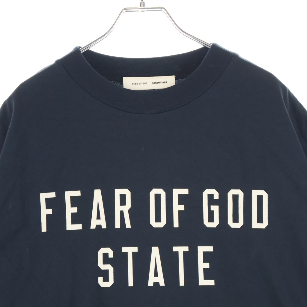 FEAR OF GOD ESSENTIALS(フィアオブゴッド エッセンシャルズ) STATEロゴ プリント半袖Tシャツ カットソー ブラック