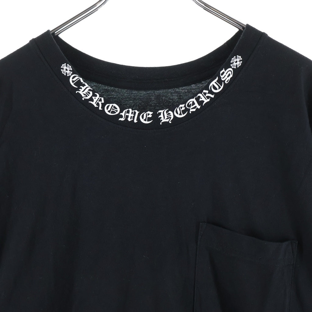 CHROME HEARTS(クロムハーツ) NECK LOGO S/S TEE ネックロゴプリント チェストポケット クルーネック半袖Tシャツ カットソー ブラック