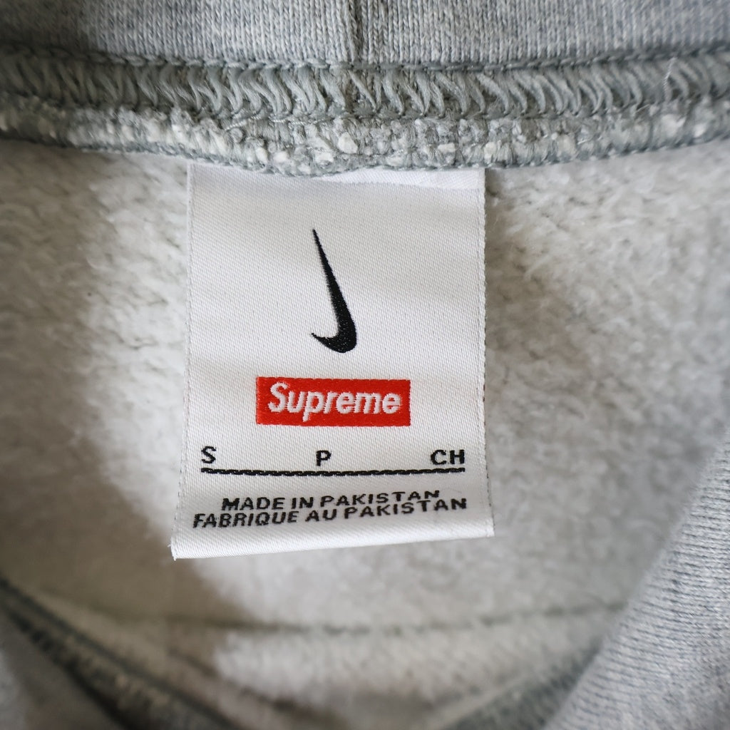 SUPREME(シュプリーム) 24SS × NIKE Swoosh Hooded Sweatshirt 袖スウッシュロゴ刺繍 プルオーバー パーカー グレー FQ0759-063