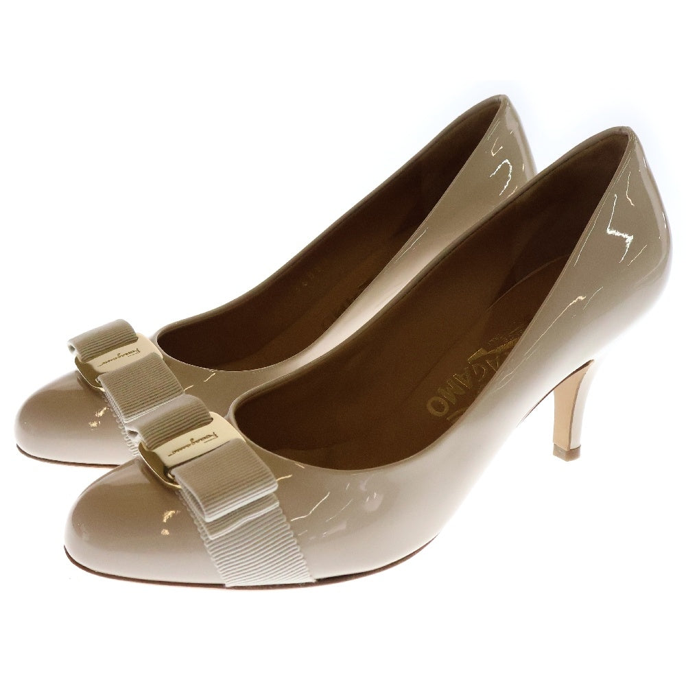 Salvatore Ferragamo(サルヴァトーレ フェラガモ) ヴァラリボン ヒールパンプス パテントレザー アイボリー レディース