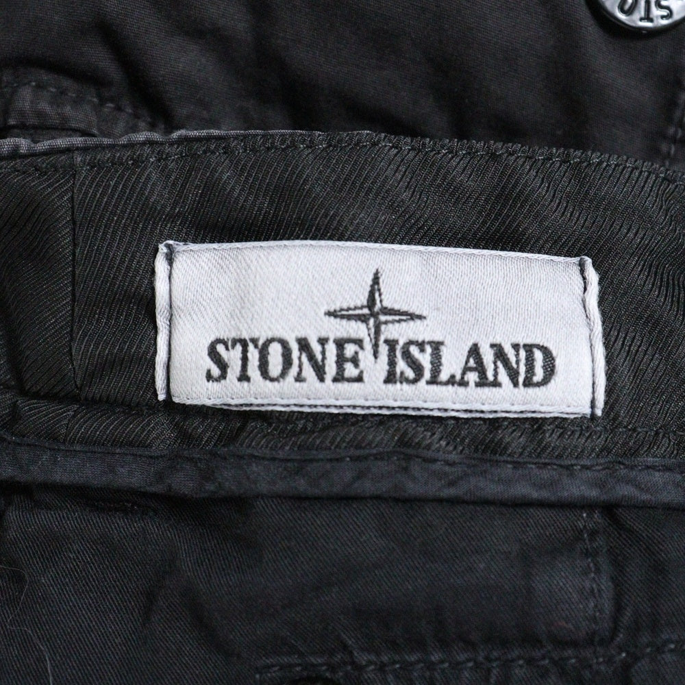 STONE ISLAND(ストーンアイランド) ガーメントダイ ロゴパッチ ジップフライ コットン カーゴパンツ ブラック 1015303WA