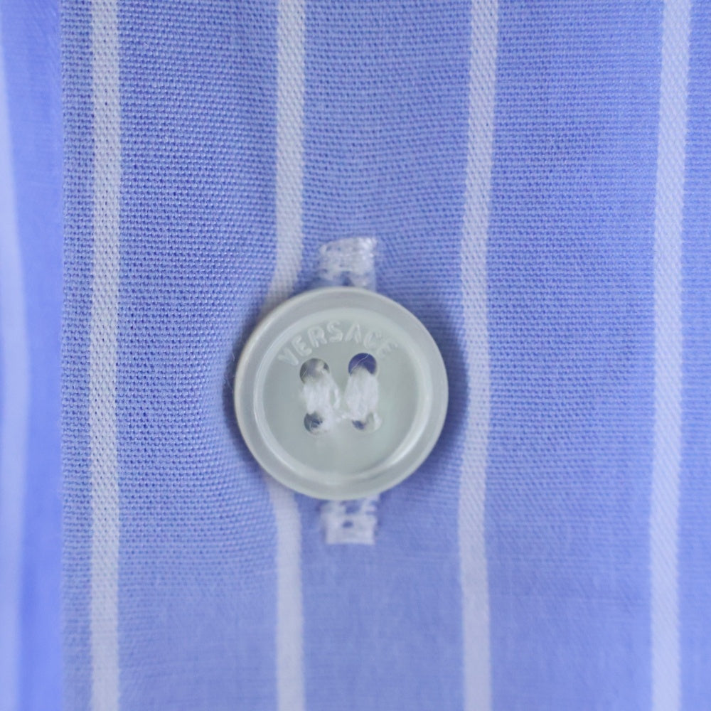 VERSACE(ヴェルサーチ) LA GRECA STRIPED SHIRT ストライプ ロゴプリント長袖シャツ ブルー/ホワイト 1010267-1A07313