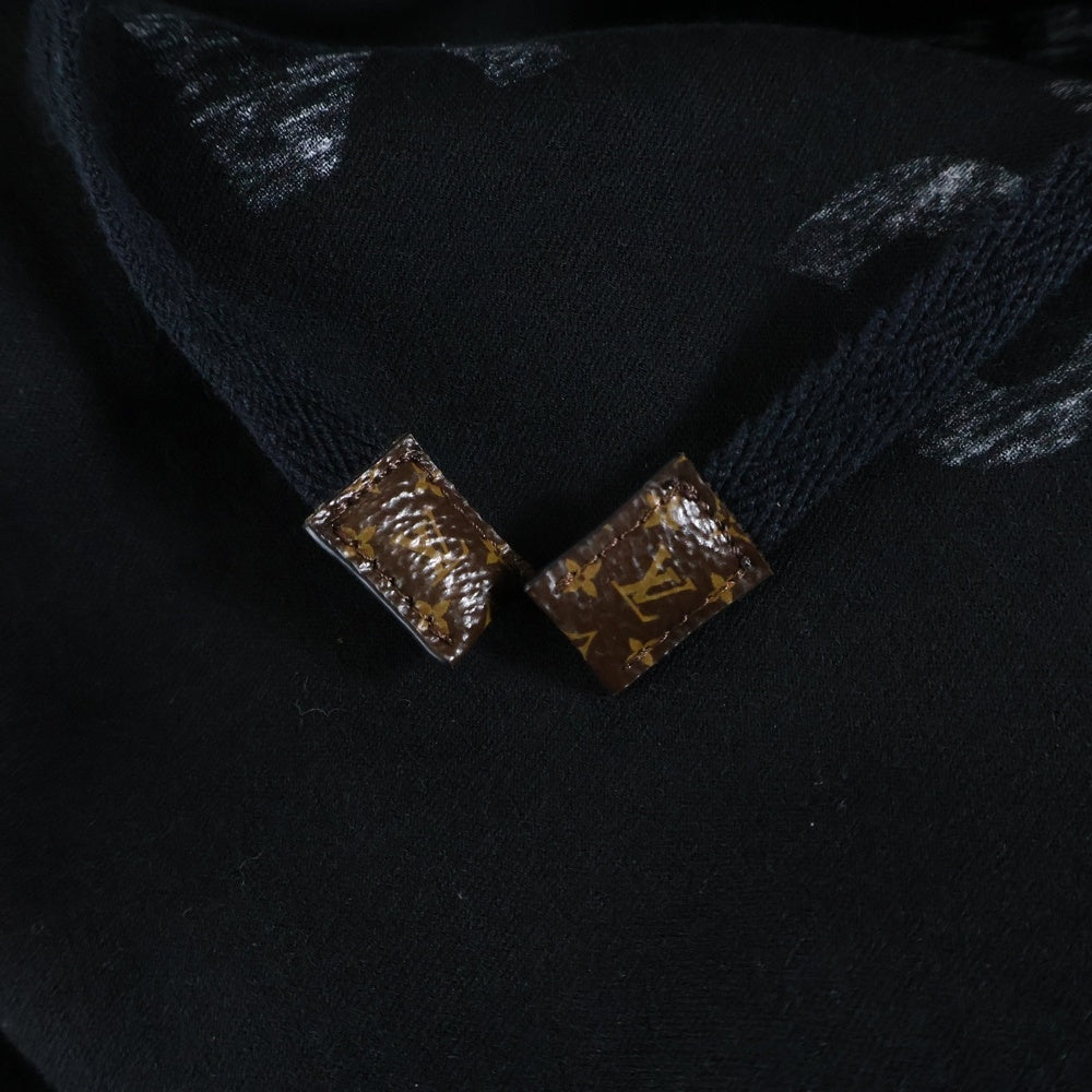 LOUIS VUITTON(ルイヴィトン) ロゴプリントスウェットパーカー RW201W TWP FIST06 ブラックロゴプリントスウェットパーカー RW201W TWP FIST06 ブラック