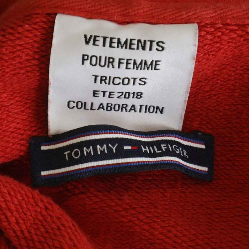 VETEMENTS(ヴェトモン) ×TOMMY HILFIGER フロントプリント プルオーバーパーカー レッド WSS18TR29