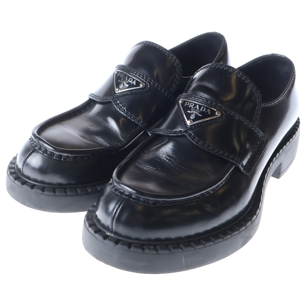 PRADA(プラダ) トライアングルロゴプレート ブラッシュドレザー ローファー ブラック 2DE127