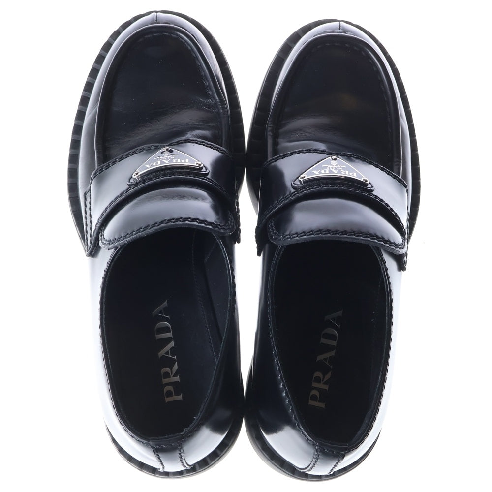 PRADA(プラダ) トライアングルロゴプレート ブラッシュドレザー ローファー ブラック 2DE127