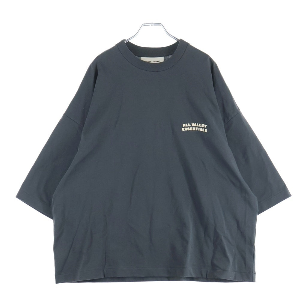 FEAR OF GOD ESSENTIALS(フィアオブゴッド エッセンシャルズ) 26SS 1POINT LOGO S/S TEE ロゴ 半袖Tシャツカットソー グレー -