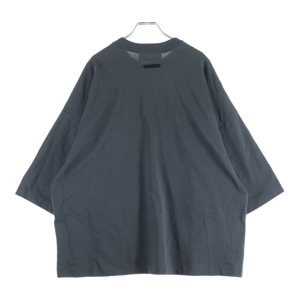 FEAR OF GOD ESSENTIALS(フィアオブゴッド エッセンシャルズ) 26SS 1POINT LOGO S/S TEE ロゴ 半袖Tシャツカットソー グレー -