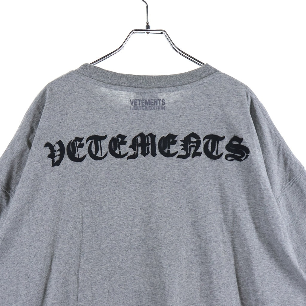VETEMENTS(ヴェトモン) 21SS アナーキーゴシックロゴ オーバーサイズショートスリーブ 半袖Tシャツカットソー グレー UE51TR640G