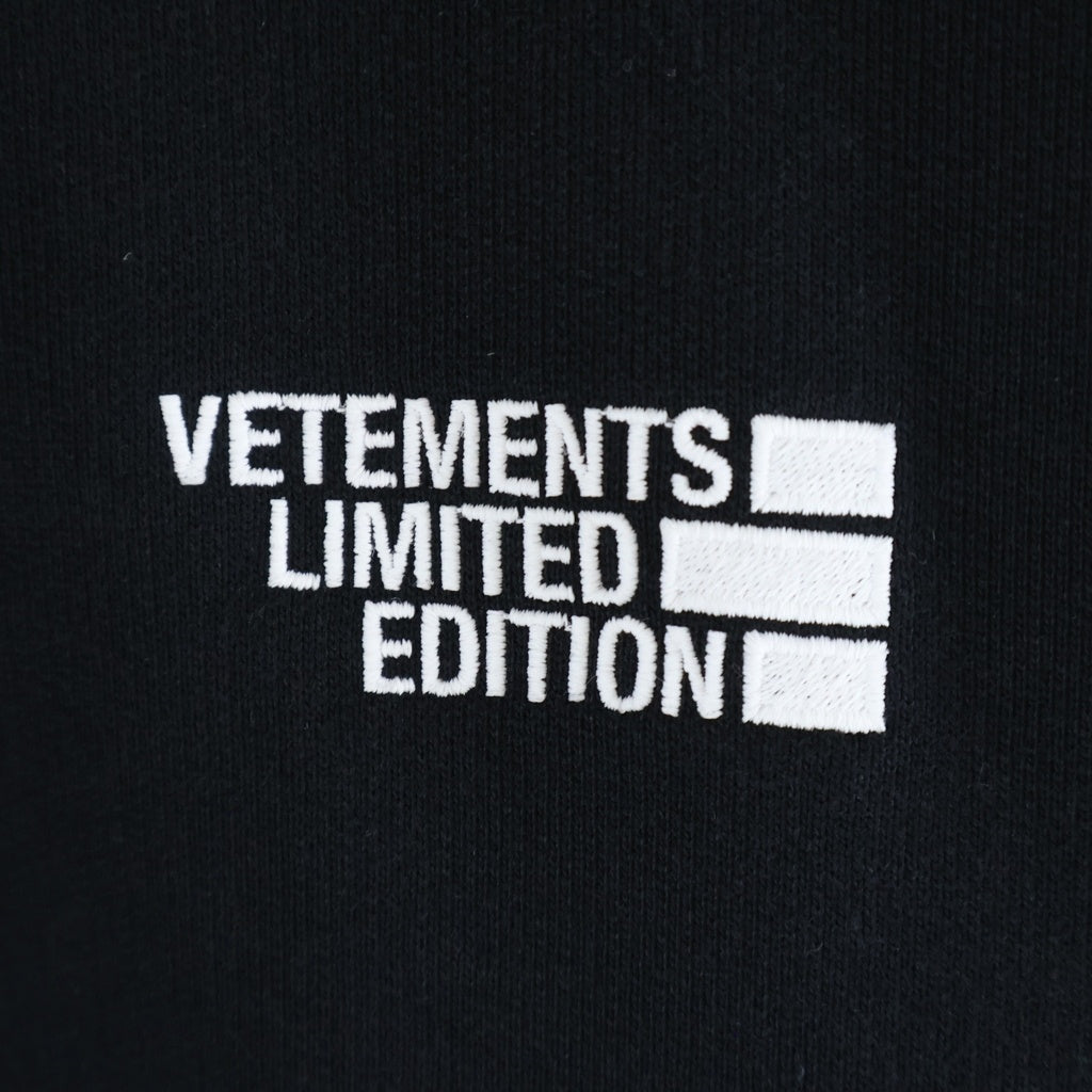 VETEMENTS(ヴェトモン) 21SS LIMITED EDITION ロゴ刺繍 プルオーバーパーカー ブラック UE51TR730B