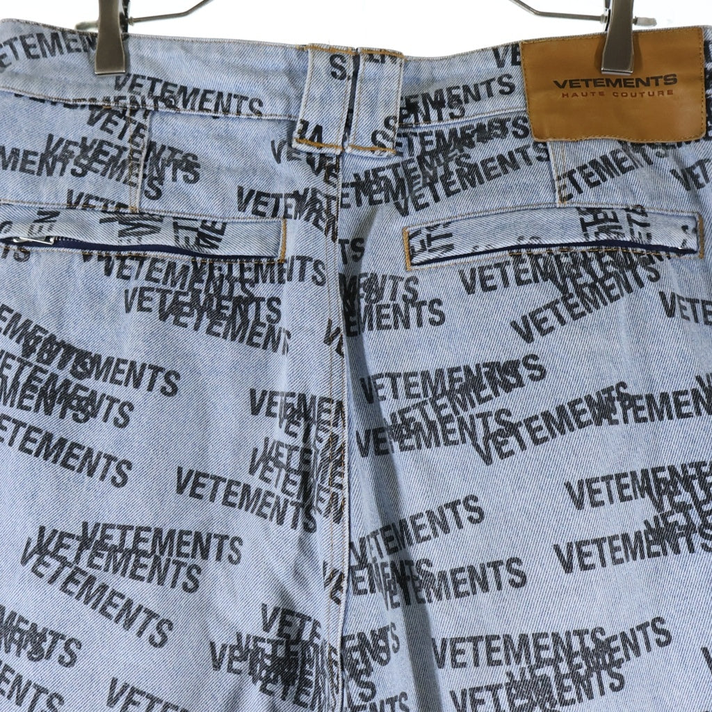VETEMENTS(ヴェトモン) STAMPED LOGO DENIM PANTS ロゴプリント バギーデニムパンツ インディゴ UE63PA551B