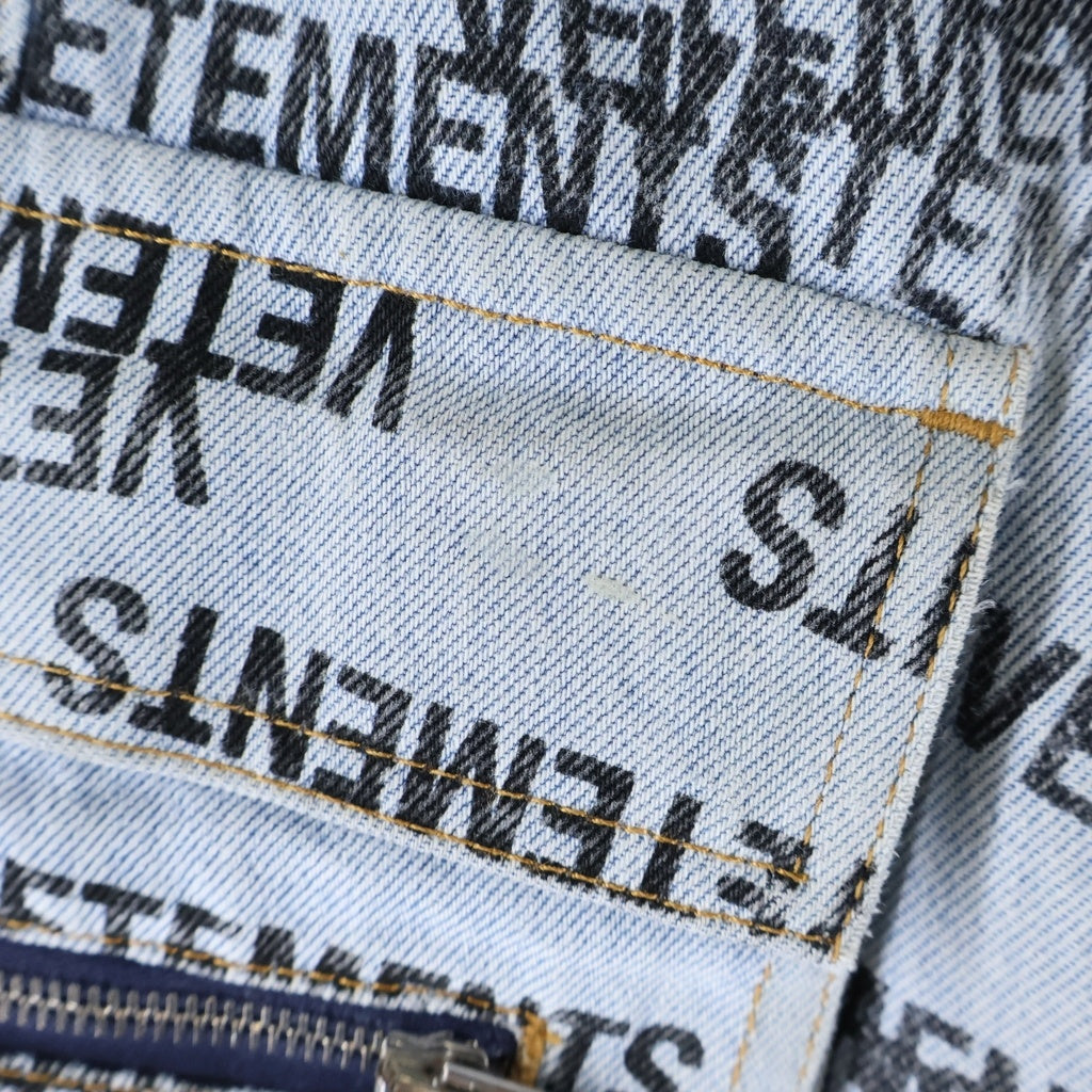 VETEMENTS(ヴェトモン) STAMPED LOGO DENIM PANTS ロゴプリント バギーデニムパンツ インディゴ UE63PA551B