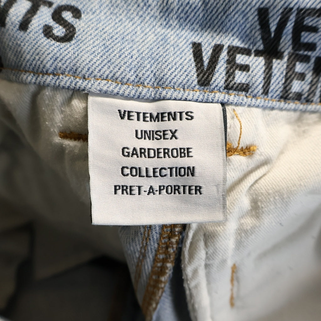 VETEMENTS(ヴェトモン) STAMPED LOGO DENIM PANTS ロゴプリント バギーデニムパンツ インディゴ UE63PA551B