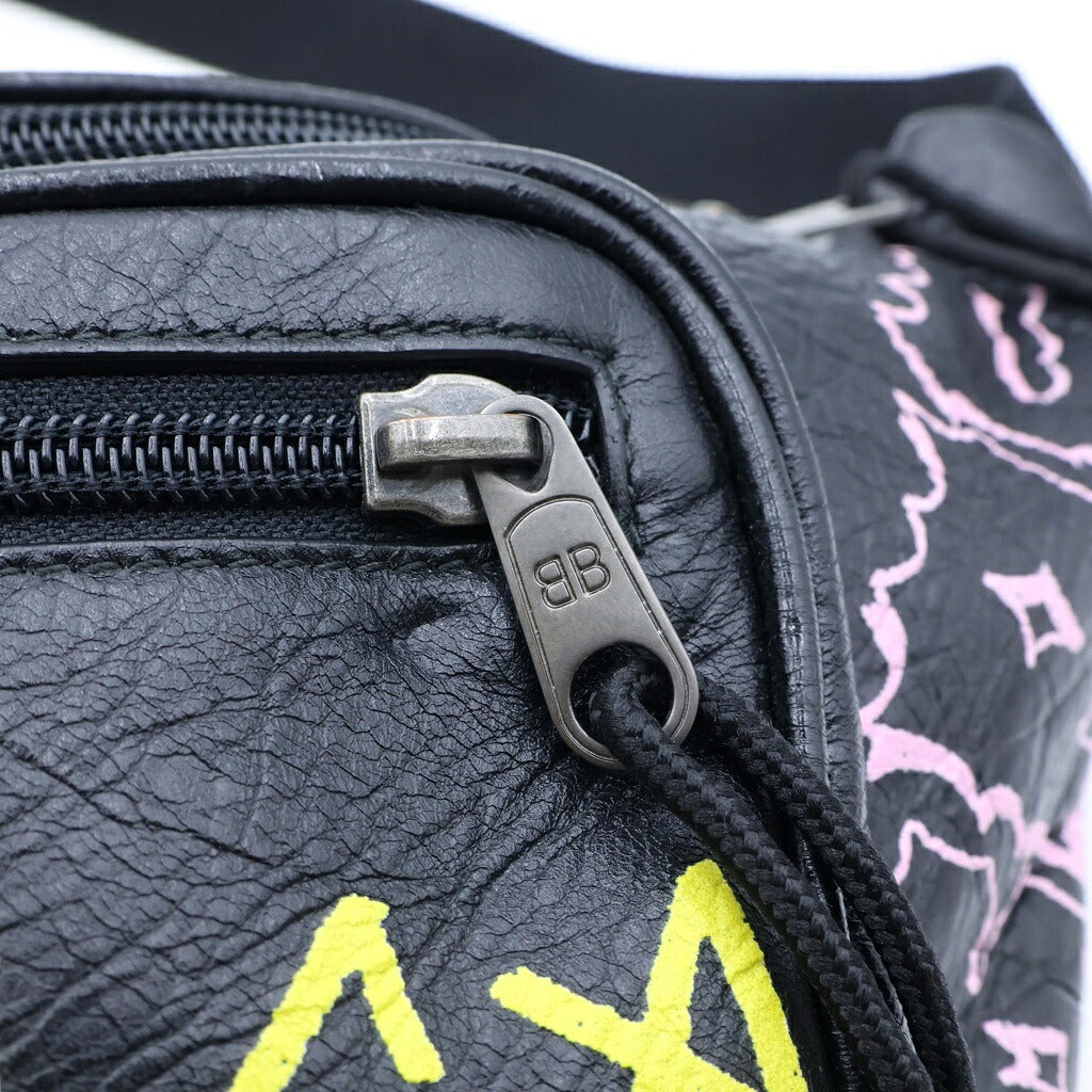 BALENCIAGA(バレンシアガ) グラフィティ エクスプローラー レザーボディバッグ ブラック 529550 1080 X 02123