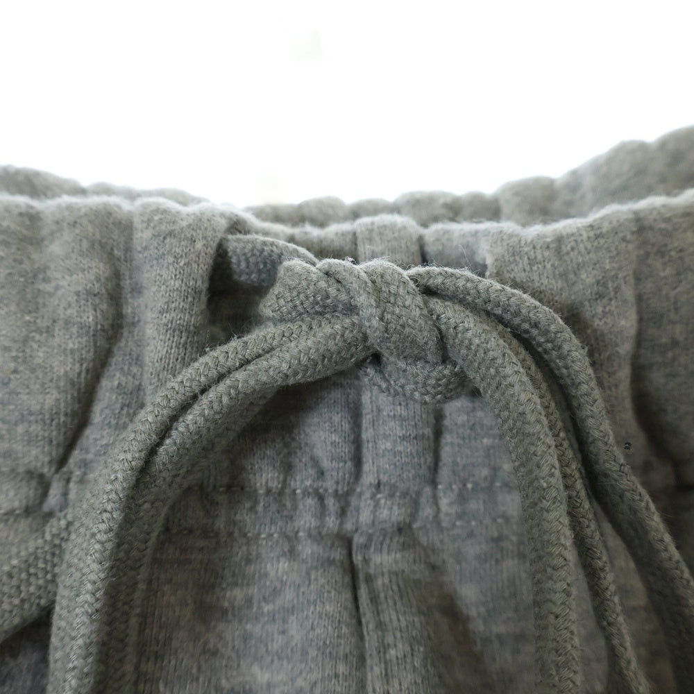 FEAR OF GOD ESSENTIALS(フィアオブゴッド エッセンシャルズ) フェルト ラバーロゴ スウェットパンツ グレー