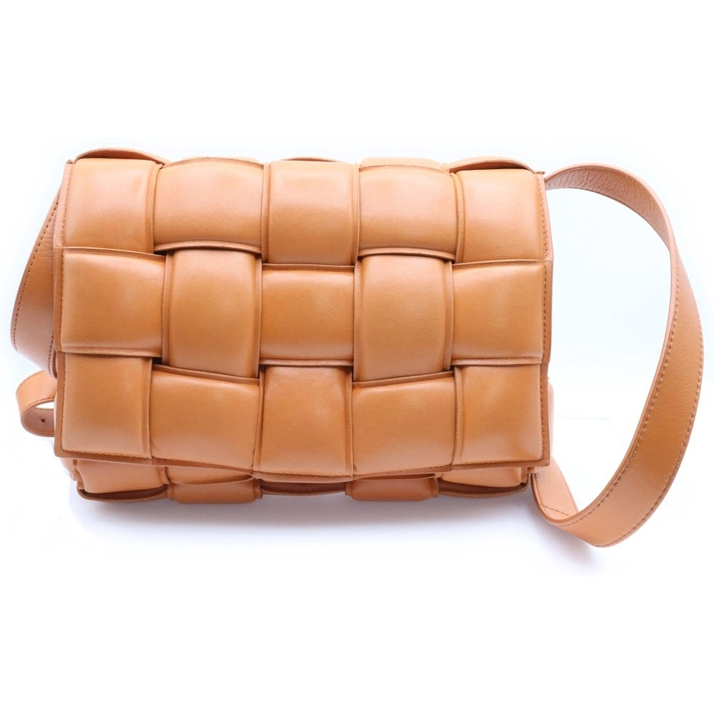 BOTTEGA VENETA(ボッテガヴェネタ) パデッド カセット ラムスキンレザーショルダーバッグ 591970VCQR19850 ブラウン