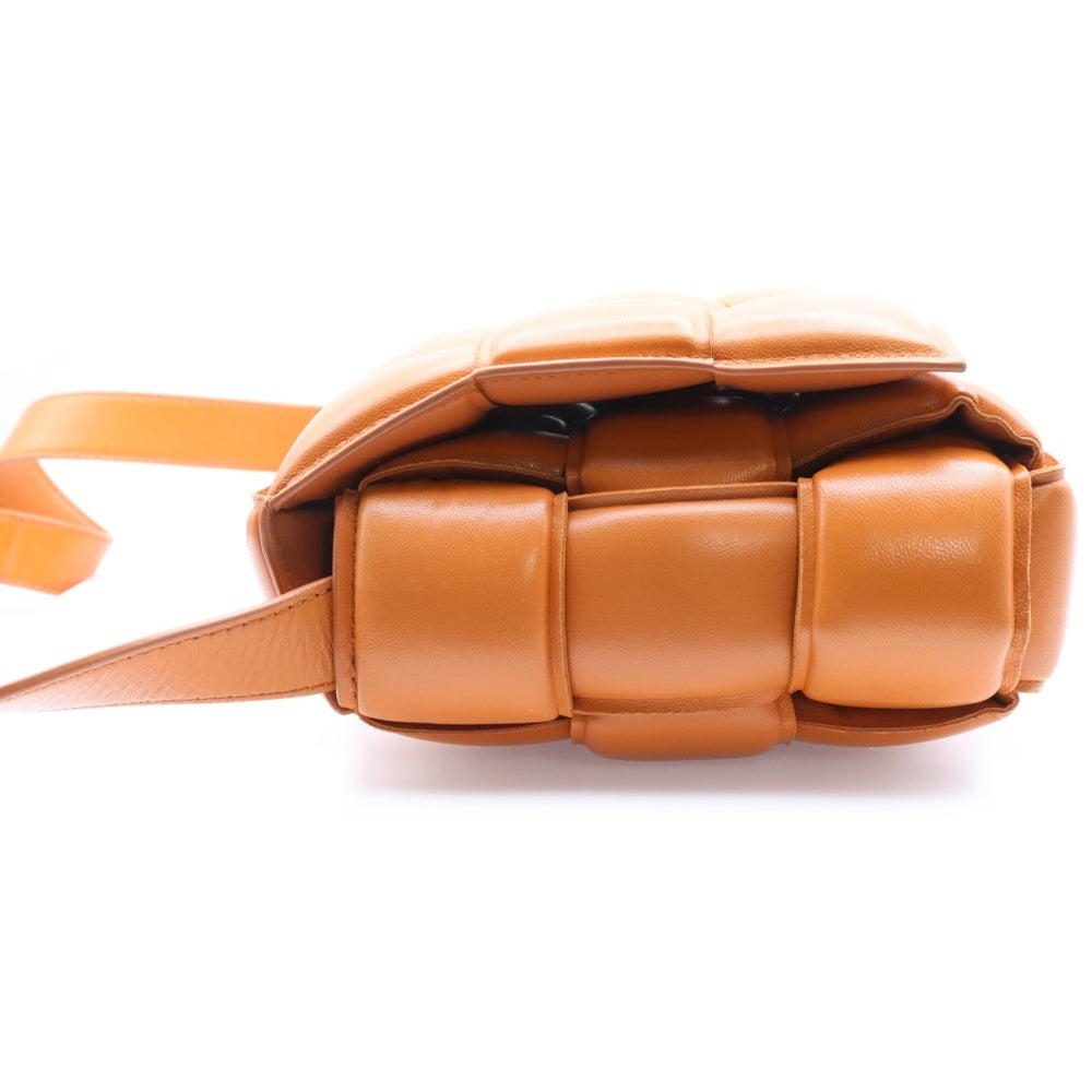 BOTTEGA VENETA(ボッテガヴェネタ) パデッド カセット ラムスキンレザーショルダーバッグ 591970VCQR19850 ブラウン