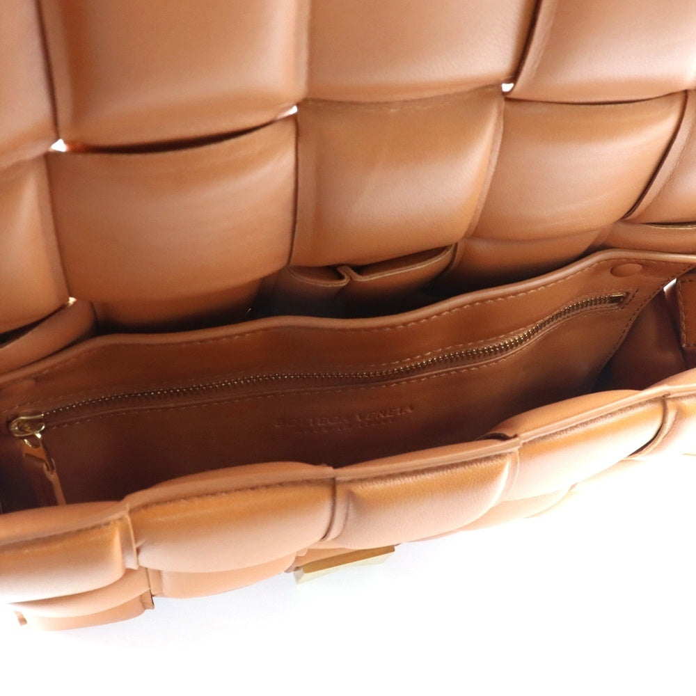 BOTTEGA VENETA(ボッテガヴェネタ) パデッド カセット ラムスキンレザーショルダーバッグ 591970VCQR19850 ブラウン