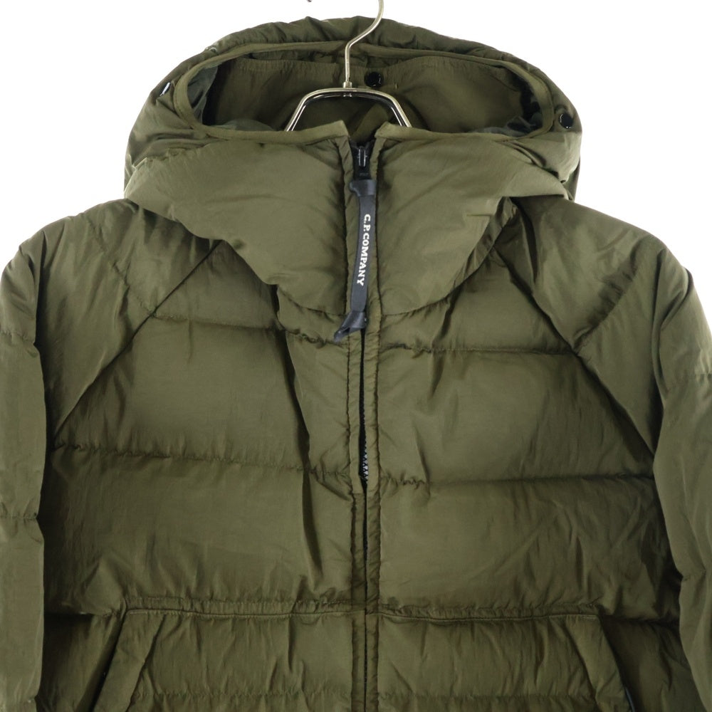 C.P. Company(シーピーカンパニー) 23AW フード ジップアップ ダウンジャケット カーキ 15CMOW027A 006369G