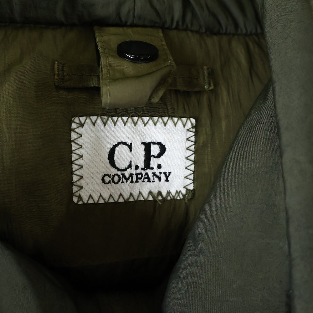 C.P. Company(シーピーカンパニー) 23AW フード ジップアップ ダウンジャケット カーキ 15CMOW027A 006369G