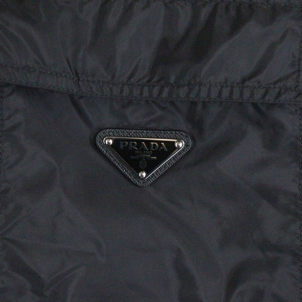 PRADA(プラダ) RE-NYLON 三角プレートナイロンジップアップ半袖シャツ SC758 S000 1WQ9 ブラック